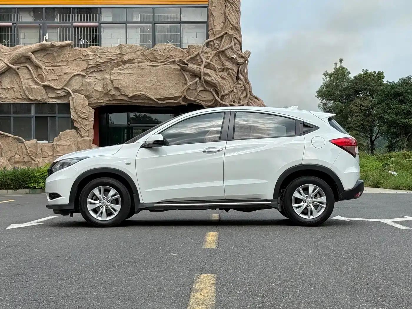 Vezel 2017 1.5L CVT 2WD Comfort Model — миниатюра 3