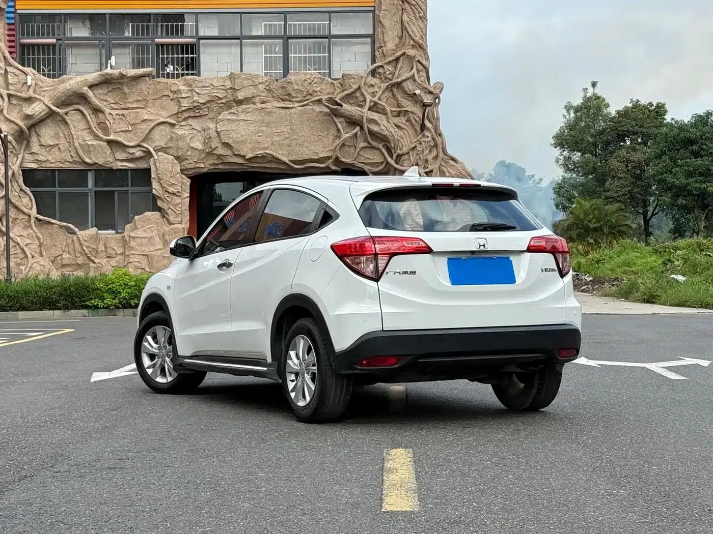 Vezel 2017 1.5L CVT 2WD Comfort Model — миниатюра 4