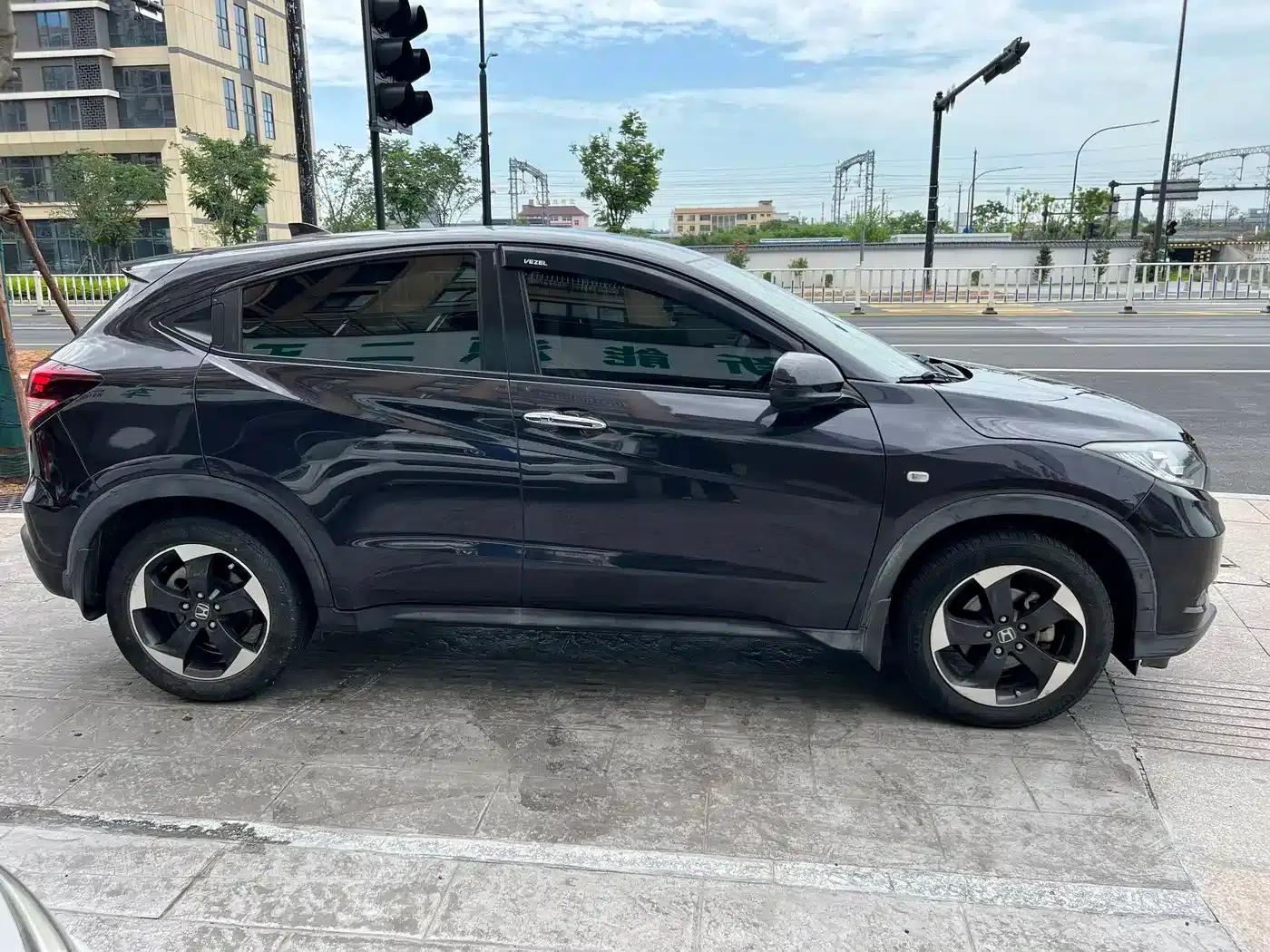 Vezel 2017 1.8L CVT 2WD Pioneer Edition — миниатюра 3