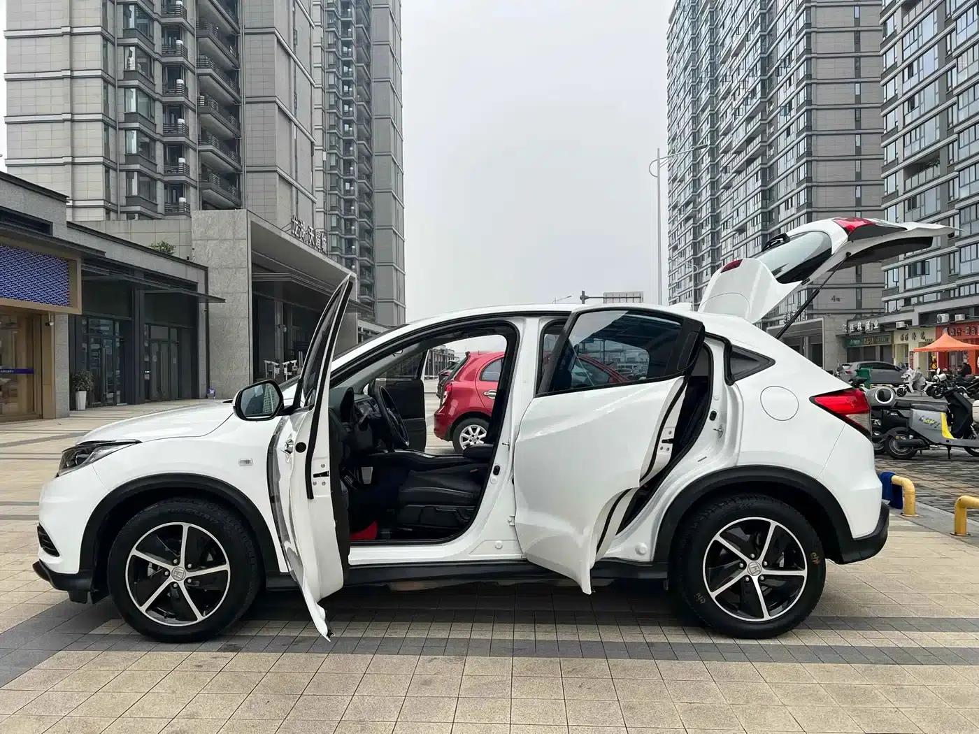 Vezel 2022 1.5L CVT Phantom Night Pioneer Edition — миниатюра 14