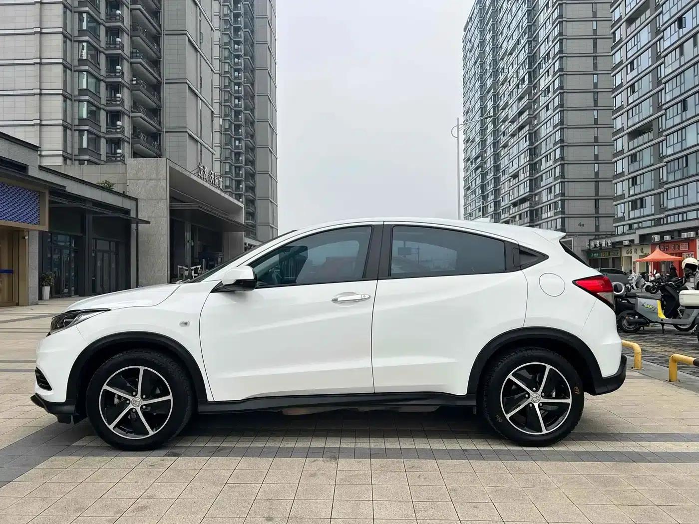 Vezel 2022 1.5L CVT Phantom Night Pioneer Edition — миниатюра 4