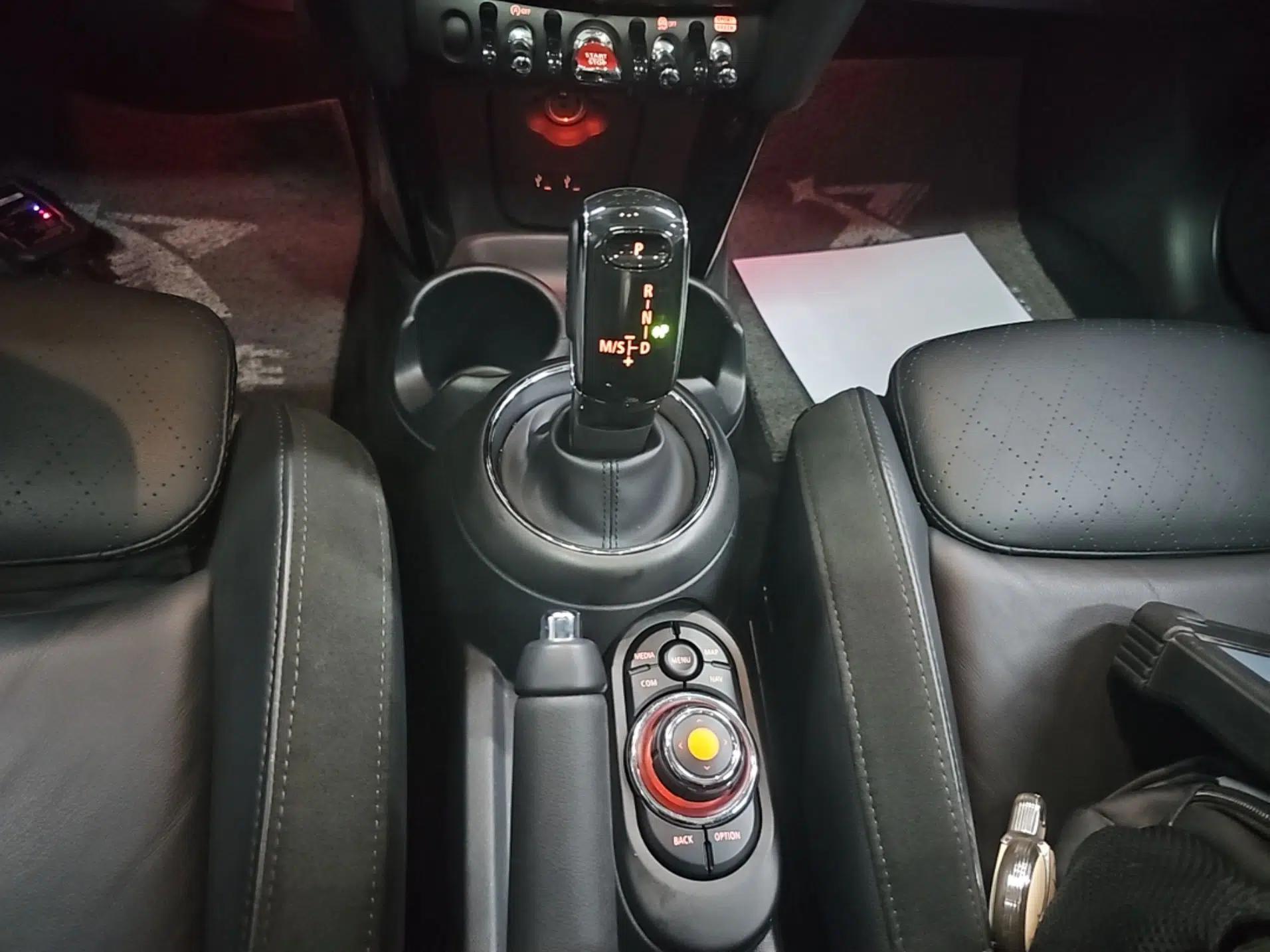 MINI 2020 1.5T COOPER Five-Door Midnight Red Limited Edition — миниатюра 16
