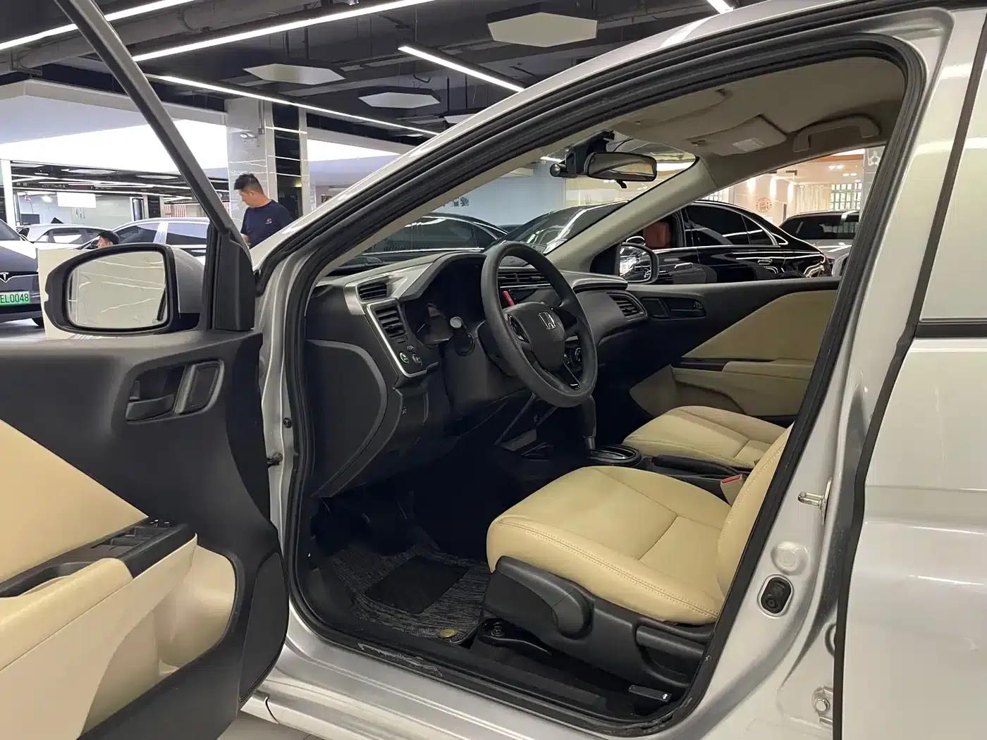 Honda City 2015 1.5L CVT Comfort Edition — миниатюра 6