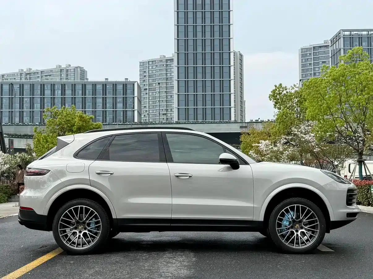 2023 Cayenne 3.0T Platinum Edition — миниатюра 4