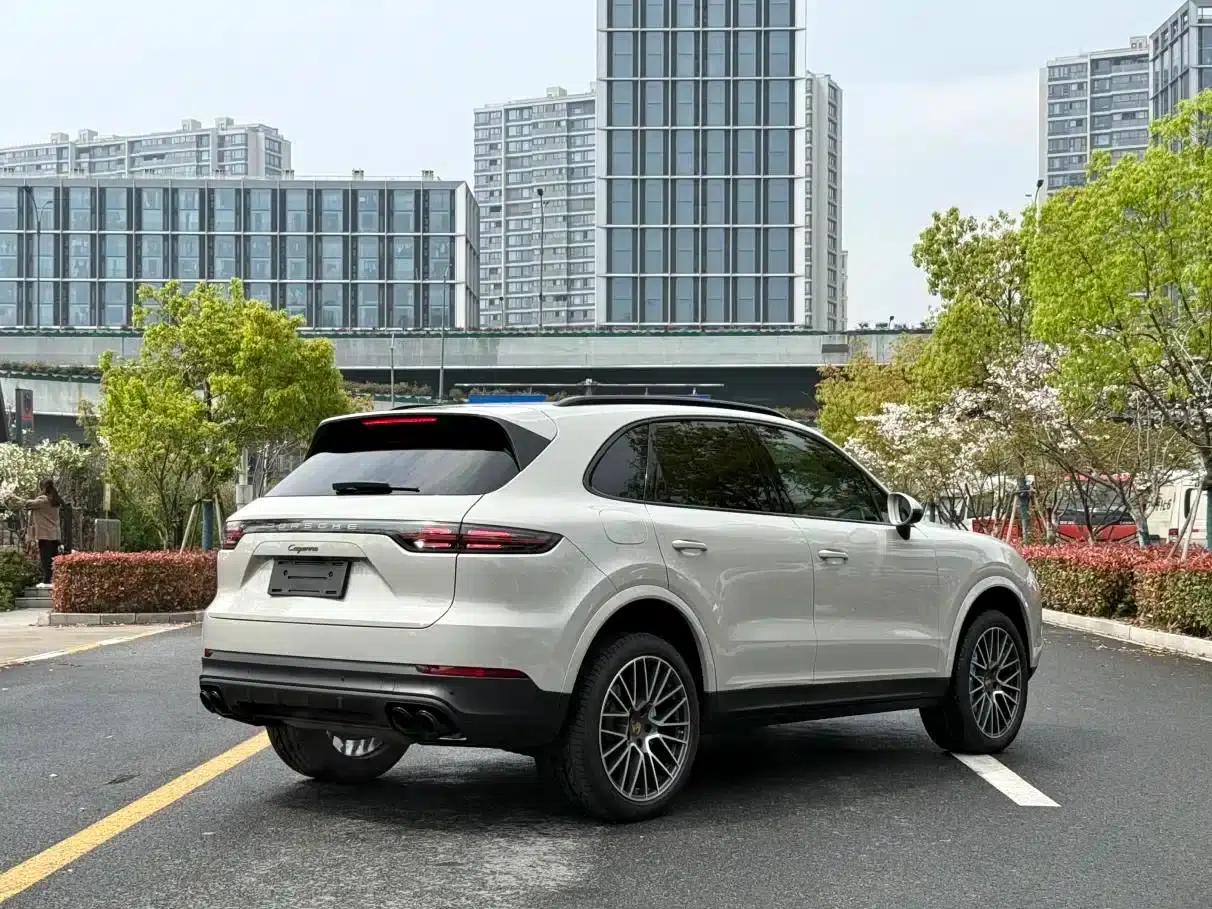 2023 Cayenne 3.0T Platinum Edition — миниатюра 7