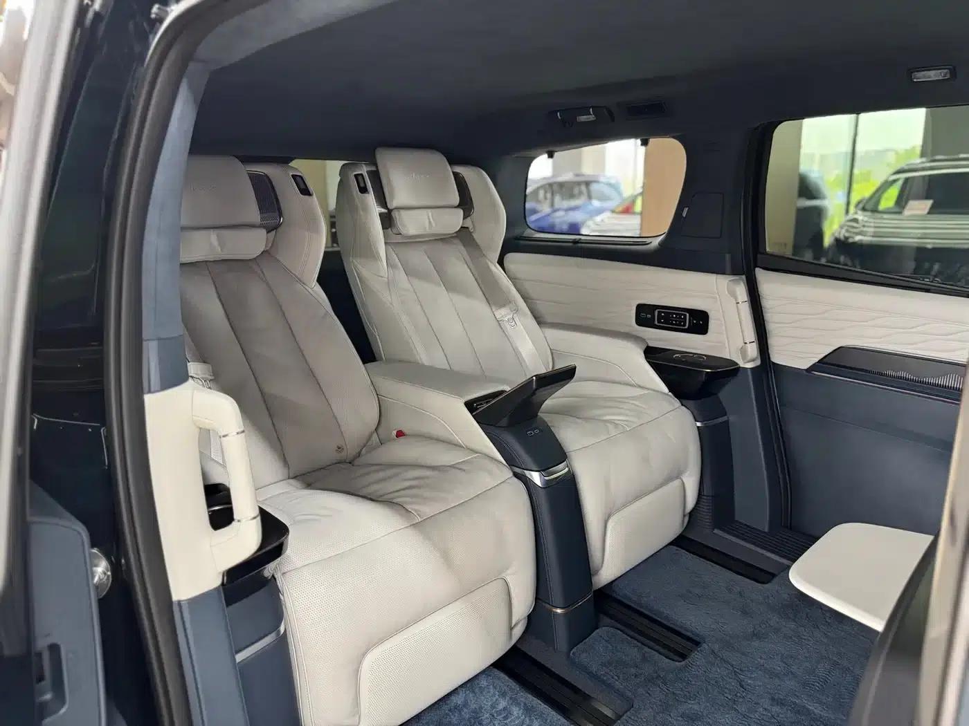 Century 2025 2.0T Four-Seat Private Edition — миниатюра 11