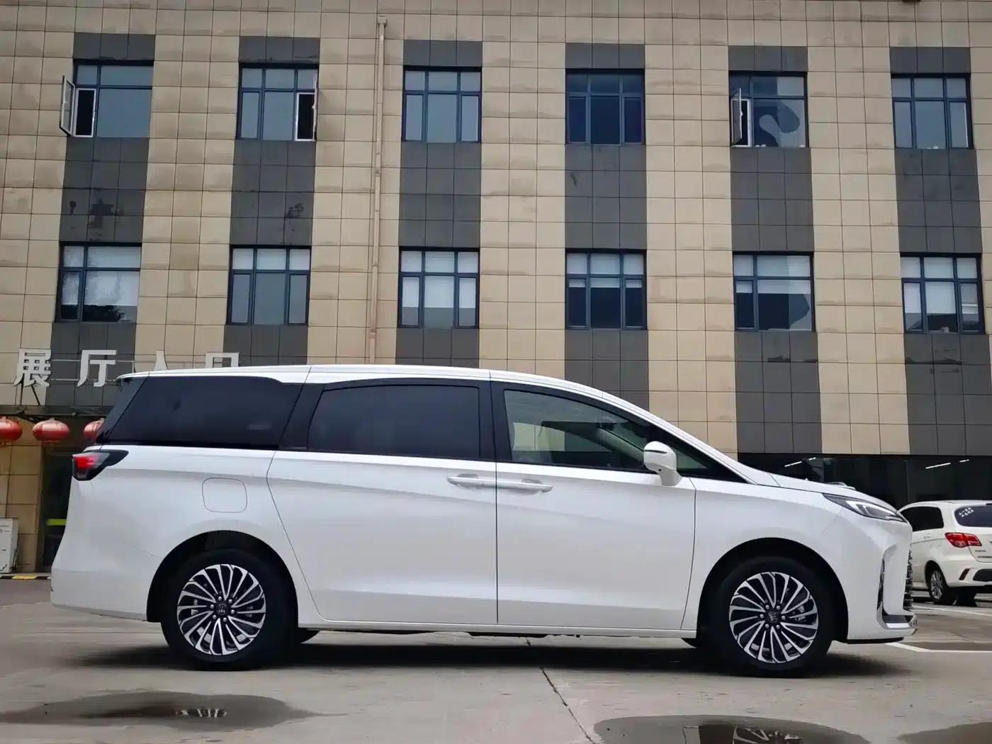 Buick GL8 PHEV 2025 Land Cruiser Premium Edition — миниатюра 4