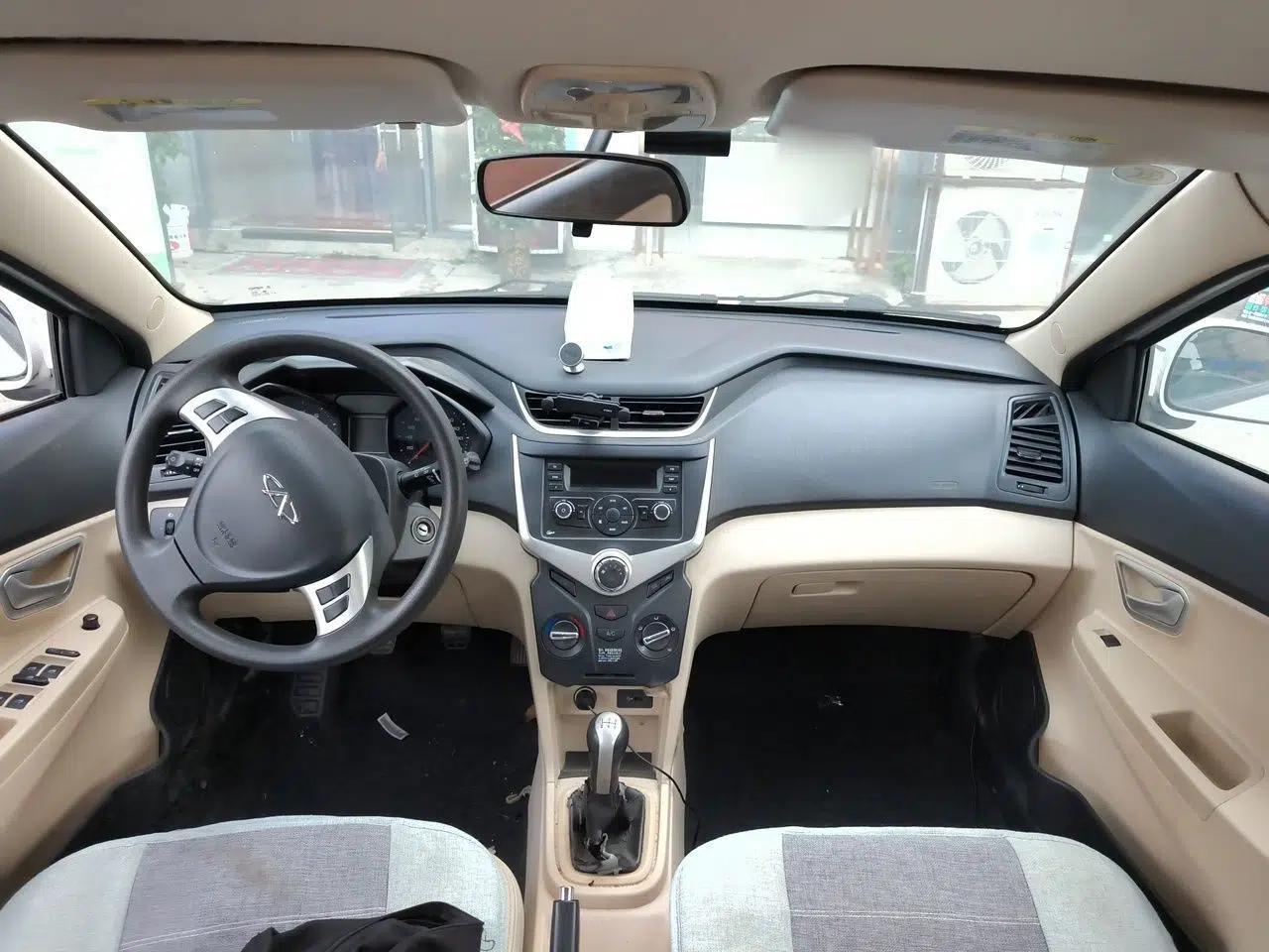 Chery Fengyun 2 2014 Hatchback 1.5L Manual New Youth Edition — миниатюра 9