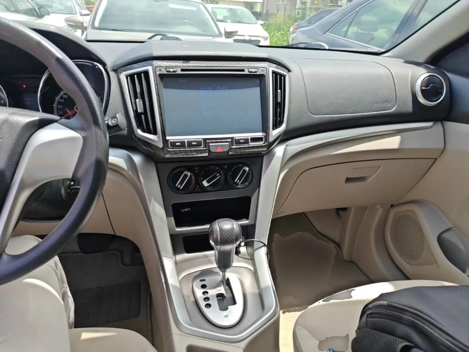 Venucia T70 2015 2.0L CVT Smart Choice Edition — миниатюра 12