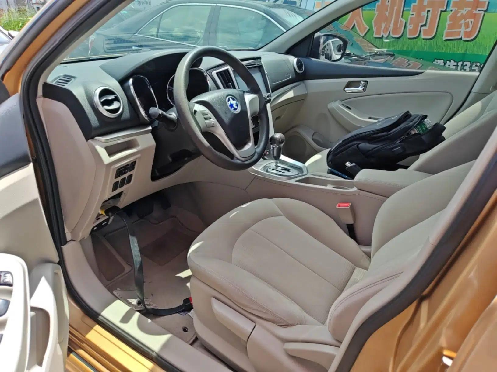 Venucia T70 2015 2.0L CVT Smart Choice Edition — миниатюра 17