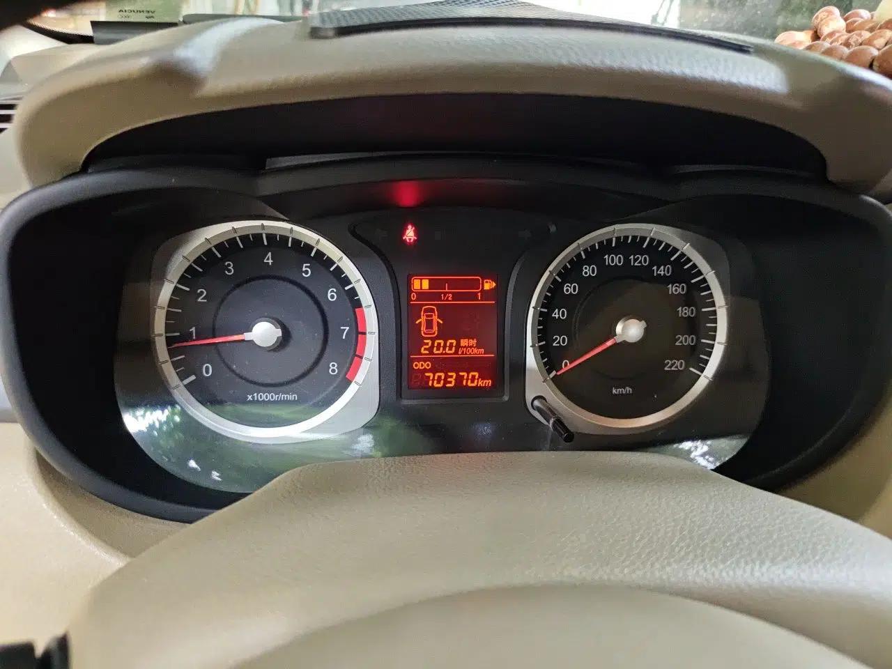Venucia D50 2013 1.6L Manual Luxury Edition — миниатюра 11