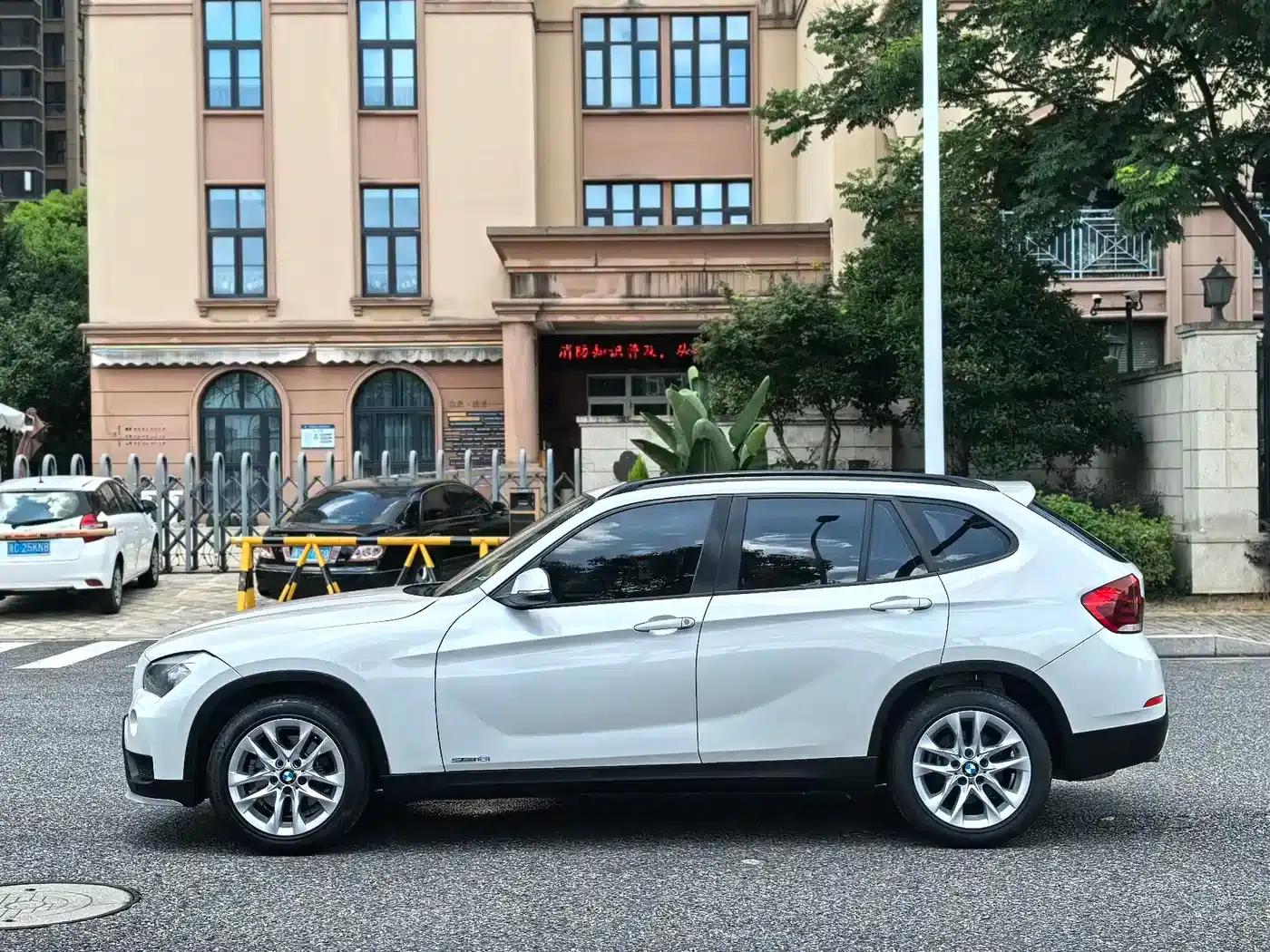 BMW X1 2015 sDrive18i Fashion Upgrade Edition — миниатюра 4