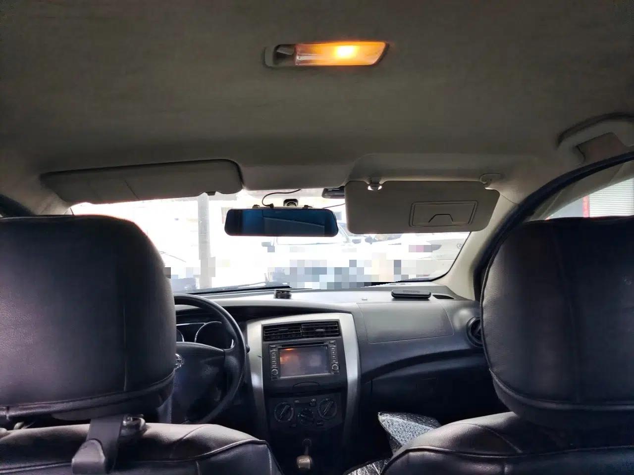 Nissan Livina 2013 1.6XE Manual Comfort Edition — миниатюра 18