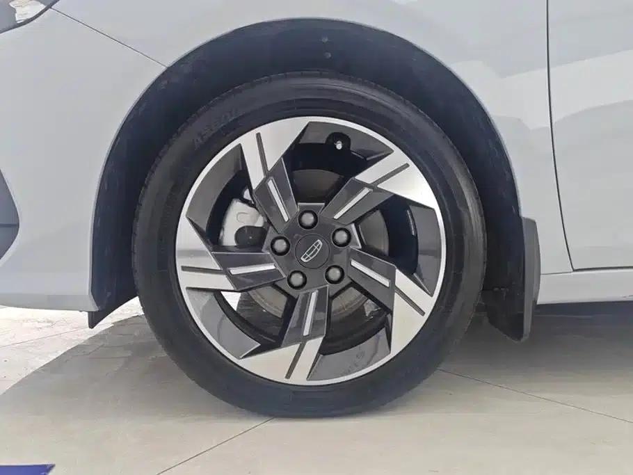 Geely Emgrand L HiP 2024 Champion Edition 1.5TD-DHT Pro 100KM Excellent Model — миниатюра 6