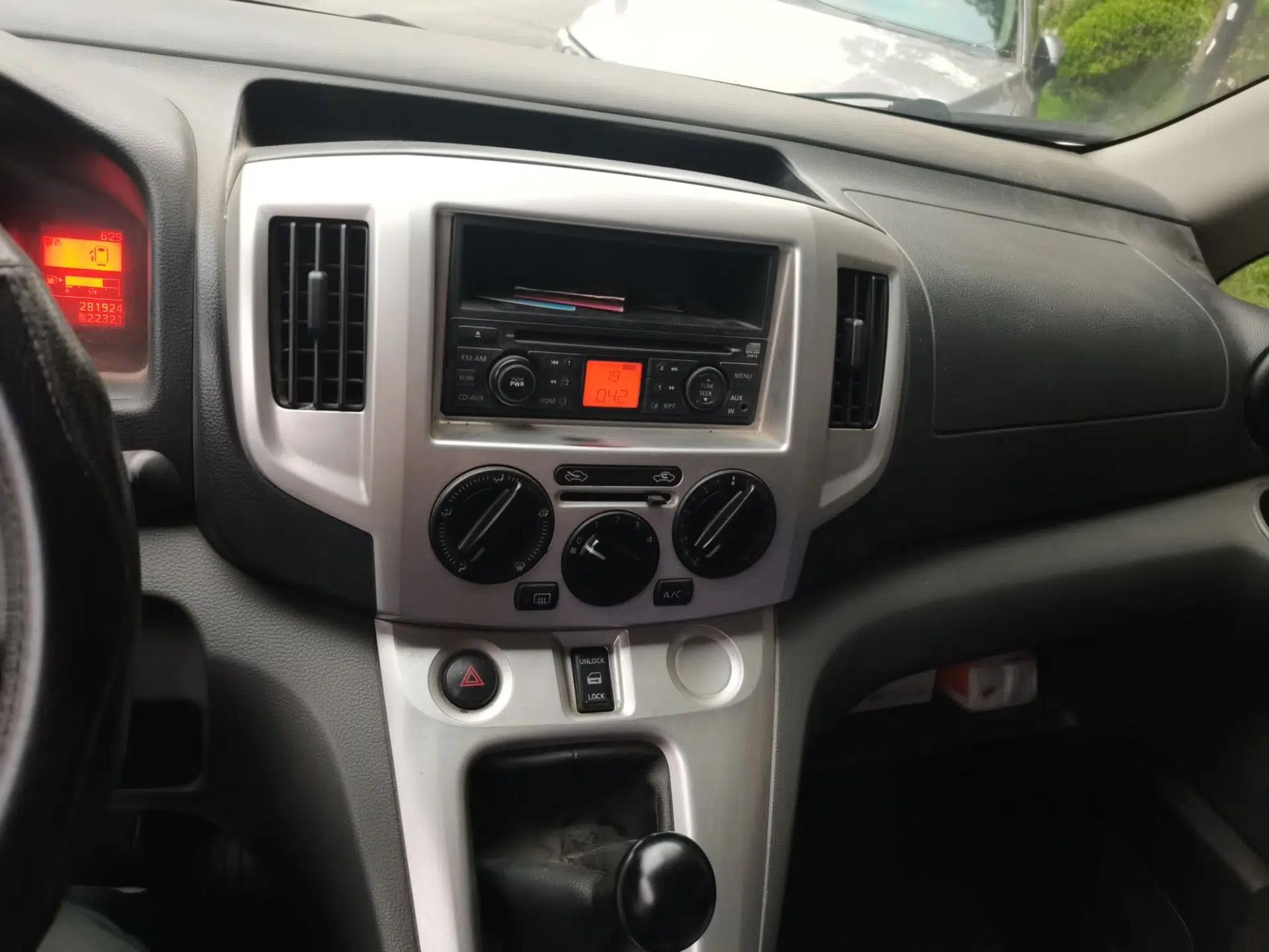 Nissan NV200 2010 1.6L Luxury Model — миниатюра 13