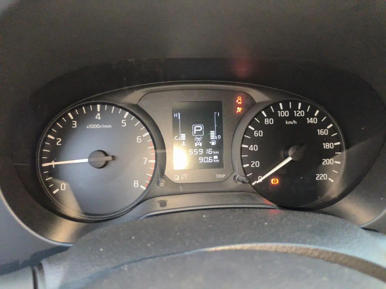 Nissan Navara 2017 2.5L Automatic 4x4 Luxury Edition QR25 — миниатюра 11