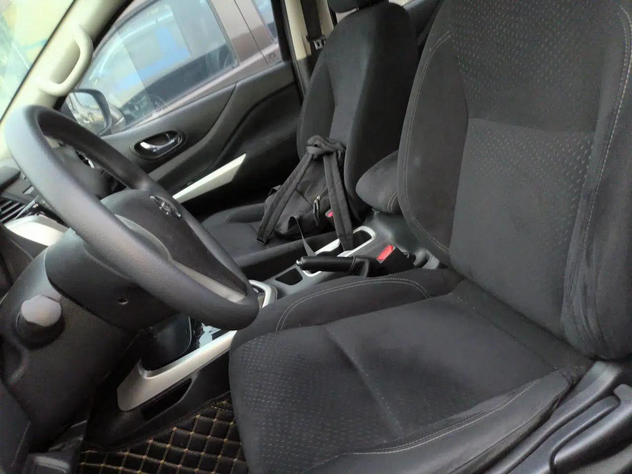 Nissan Navara 2017 2.5L Automatic 4x4 Luxury Edition QR25 — миниатюра 15