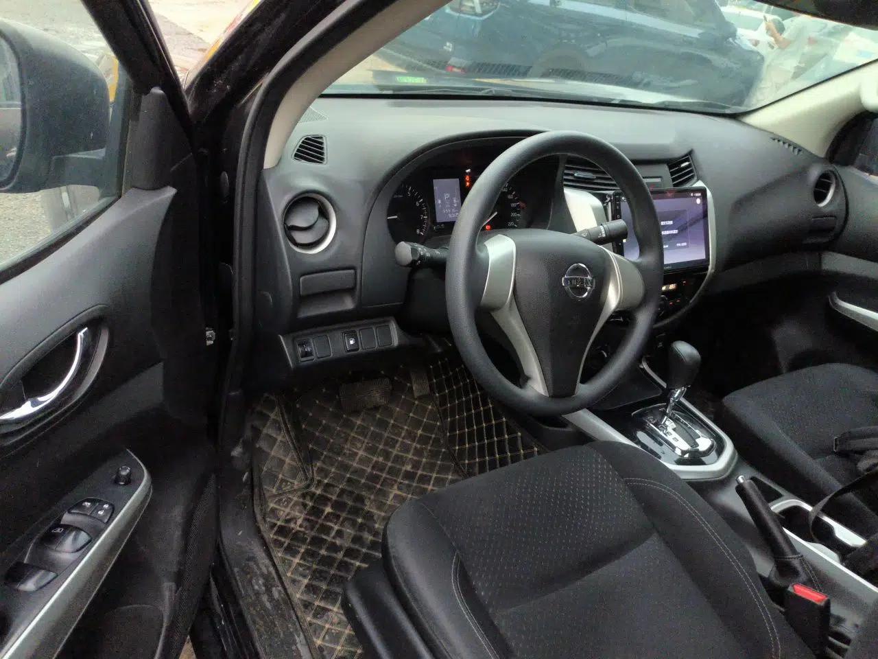 Nissan Navara 2017 2.5L Automatic 4x4 Luxury Edition QR25 — миниатюра 16