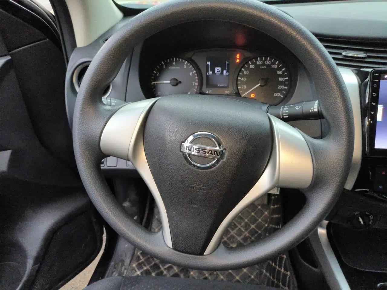 Nissan Navara 2017 2.5L Automatic 4x4 Luxury Edition QR25 — миниатюра 10