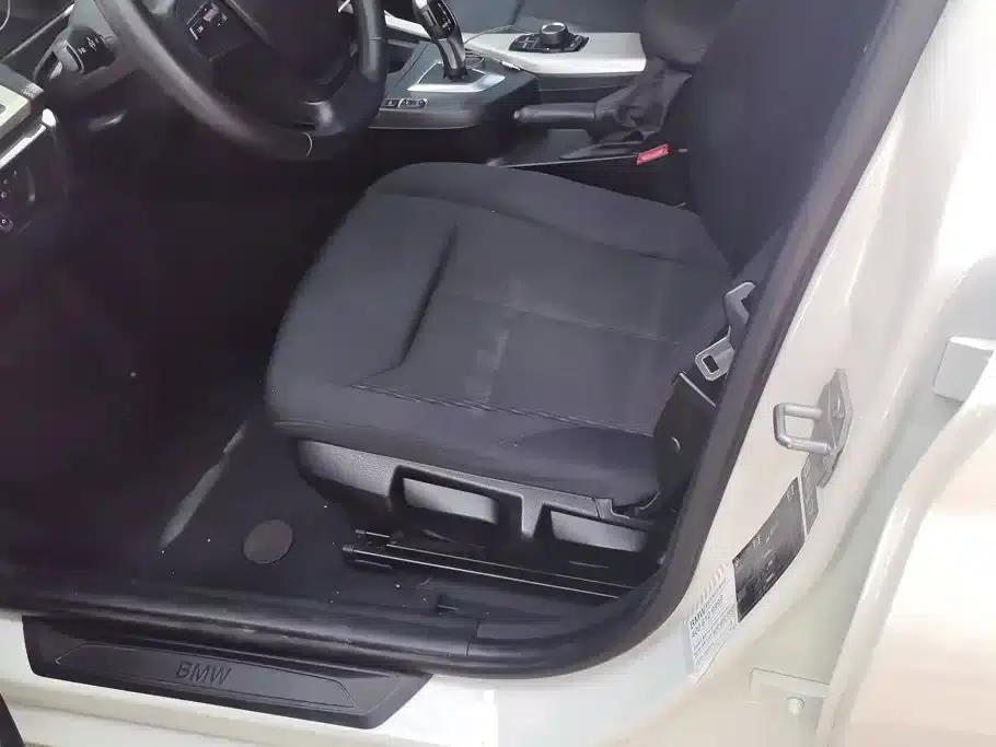 2013 BMW 1 Series (Imported) Facelift 116i Leading Edition — миниатюра 9