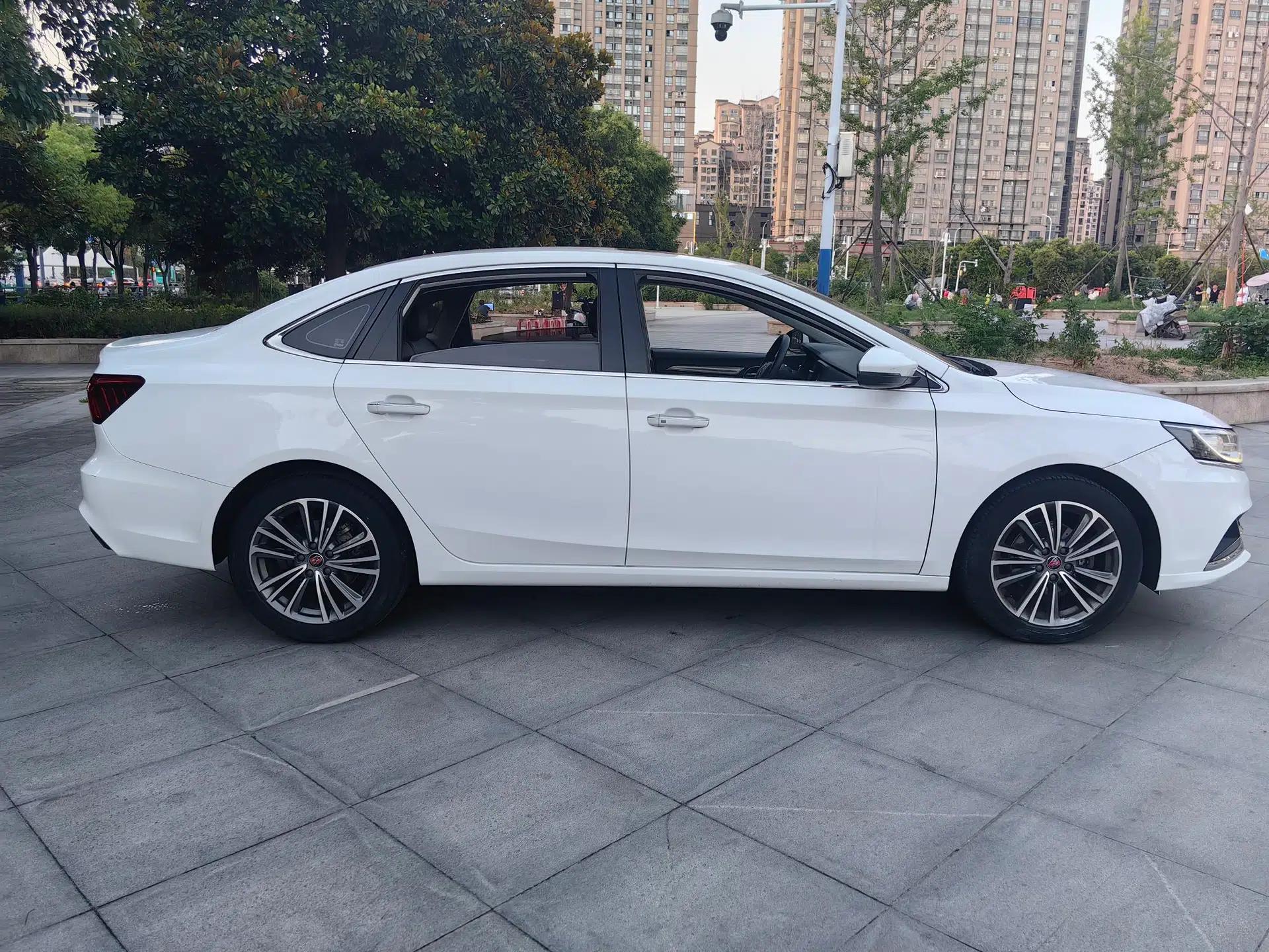 Roewe i6 2019 PLUS 1.6L CVT 4G Connected Flagship Deluxe Edition — миниатюра 4