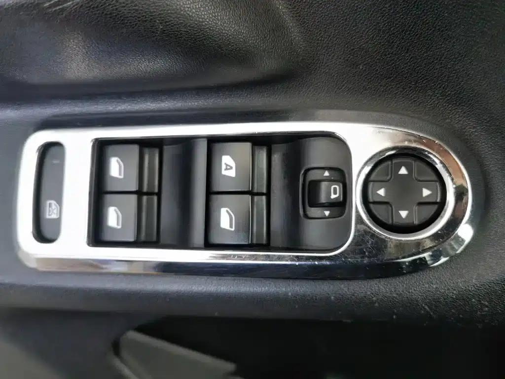 Peugeot 301 2014 1.6L Manual Comfort Edition — миниатюра 9