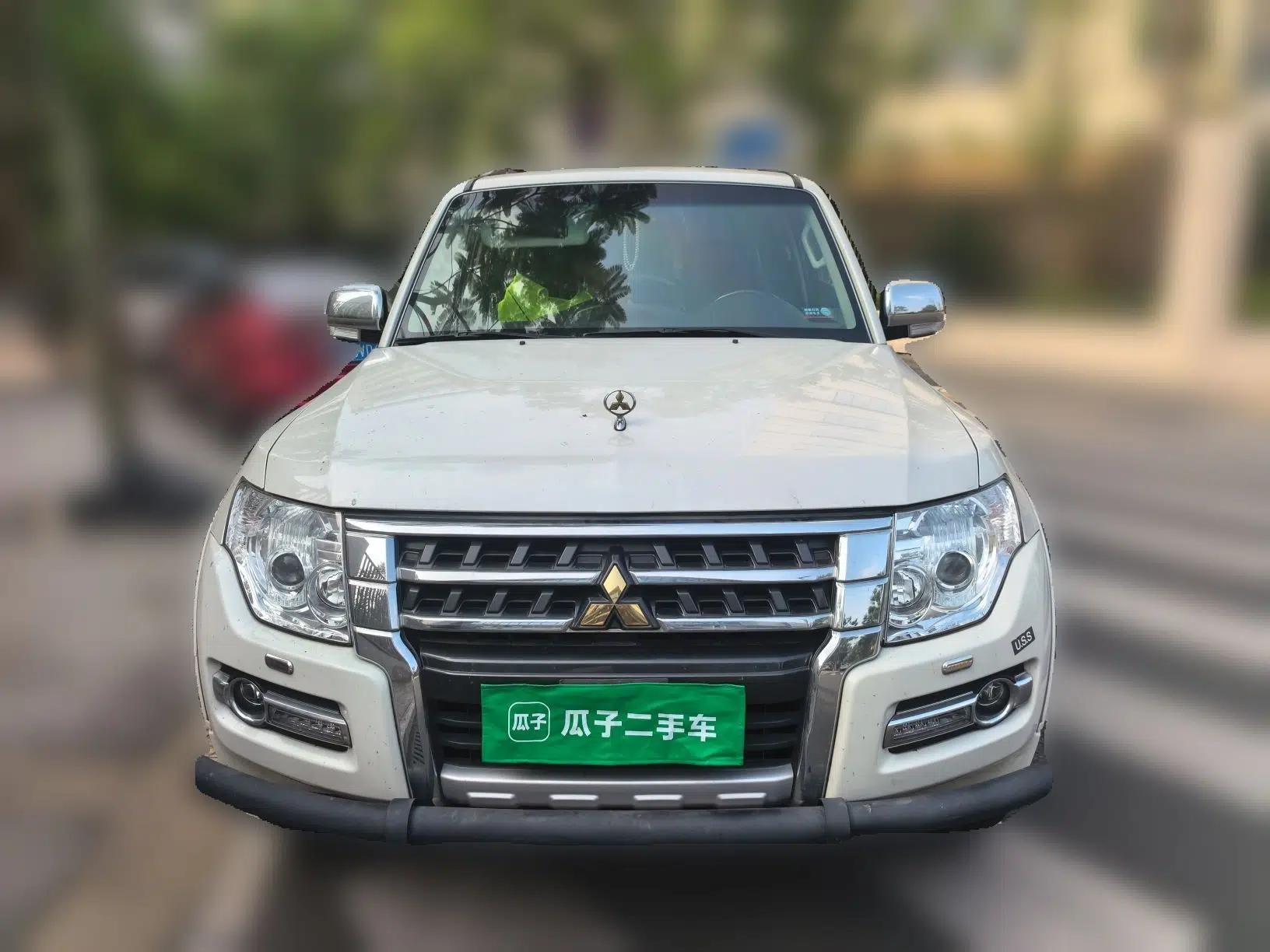Mitsubishi Pajero Innova Pajero 3.8L Automatic Gasoline with Sunroof — миниатюра 2