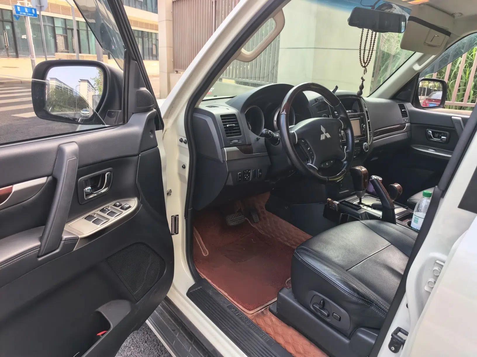 Mitsubishi Pajero Innova Pajero 3.8L Automatic Gasoline with Sunroof — миниатюра 16