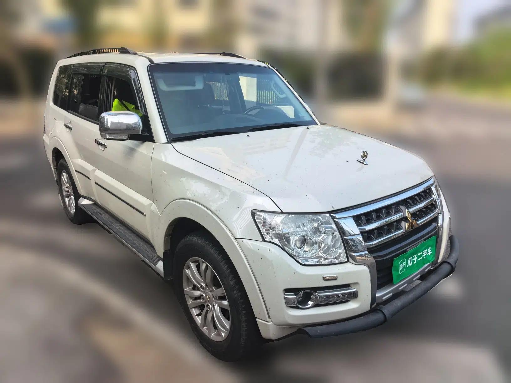 Mitsubishi Pajero Innova Pajero 3.8L Automatic Gasoline with Sunroof — миниатюра 3