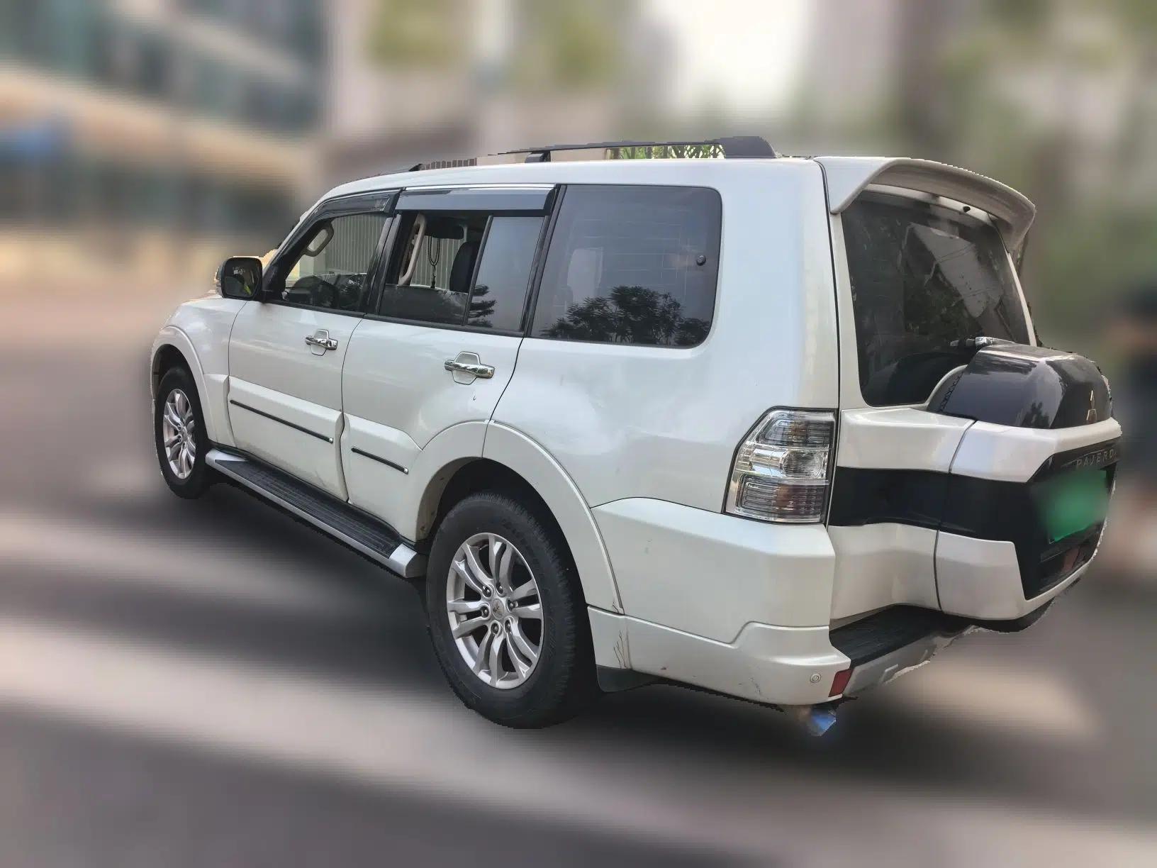 Mitsubishi Pajero Innova Pajero 3.8L Automatic Gasoline with Sunroof — миниатюра 4
