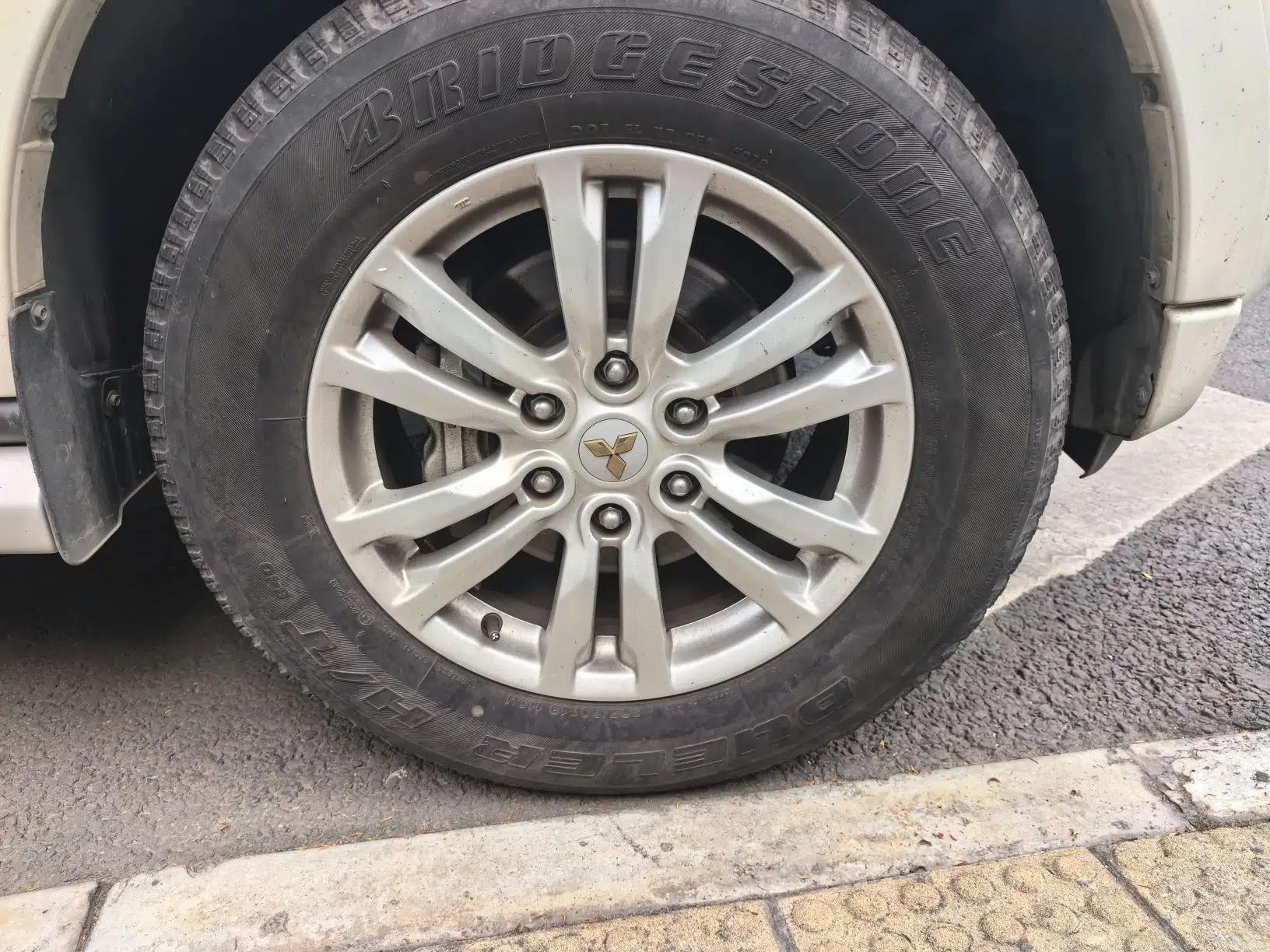 Mitsubishi Pajero Innova Pajero 3.8L Automatic Gasoline with Sunroof — миниатюра 8