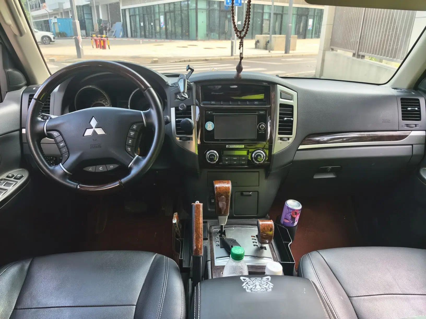 Mitsubishi Pajero Innova Pajero 3.8L Automatic Gasoline with Sunroof — миниатюра 9