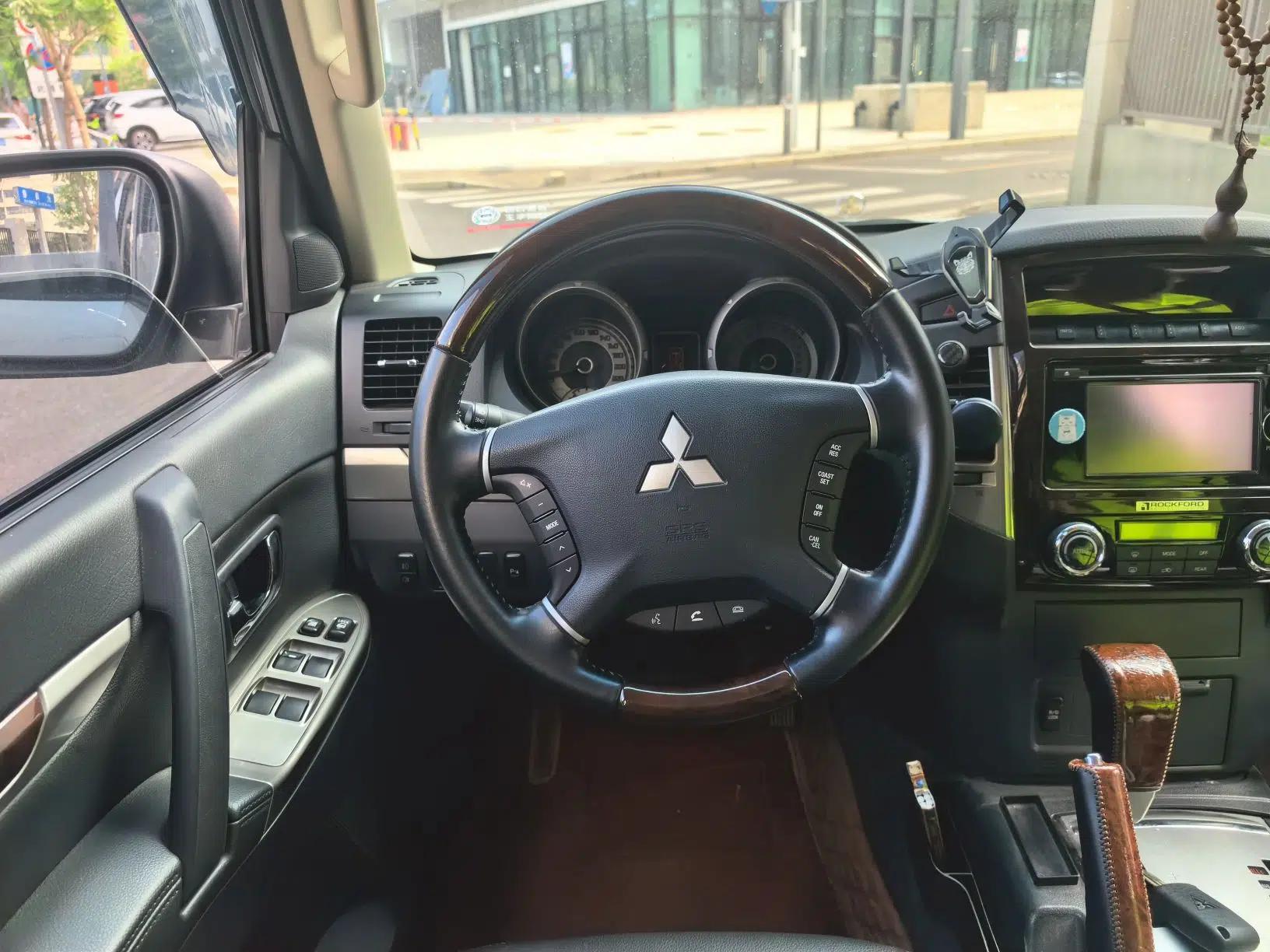 Mitsubishi Pajero Innova Pajero 3.8L Automatic Gasoline with Sunroof — миниатюра 10