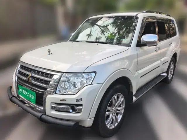 Mitsubishi Pajero Innova Pajero 3.8L Automatic Gasoline with Sunroof