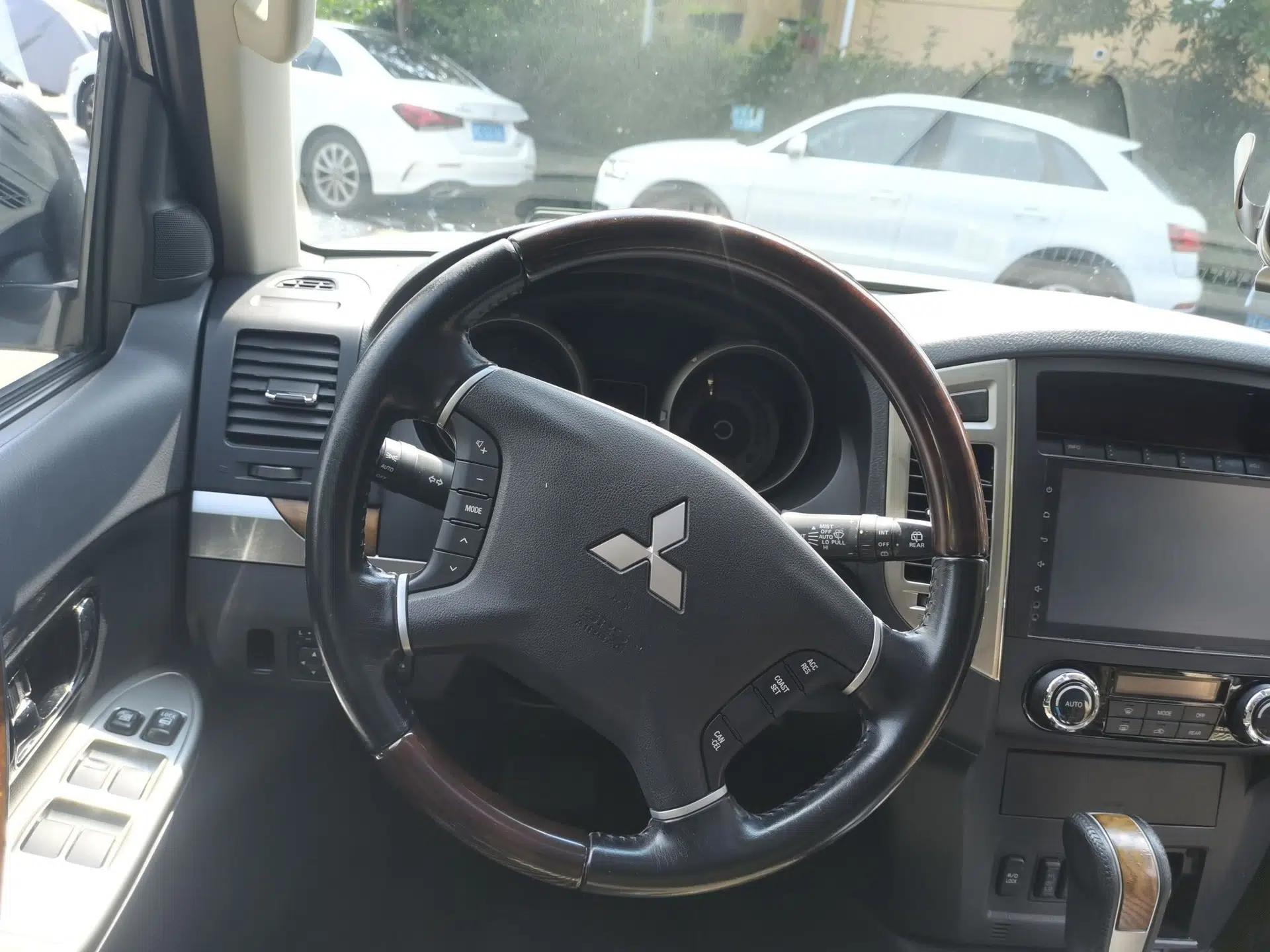 Mitsubishi Pajero 2016 3.0L Automatic Prestige Version China V Standard — миниатюра 10