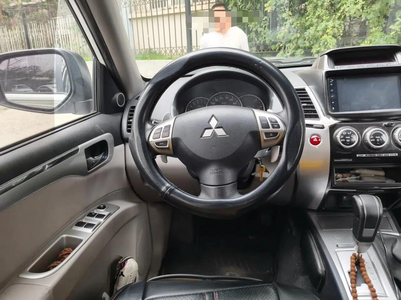 Mitsubishi Pajero Sport 2013 3.0L Automatic 4x4 Executive Edition — миниатюра 10