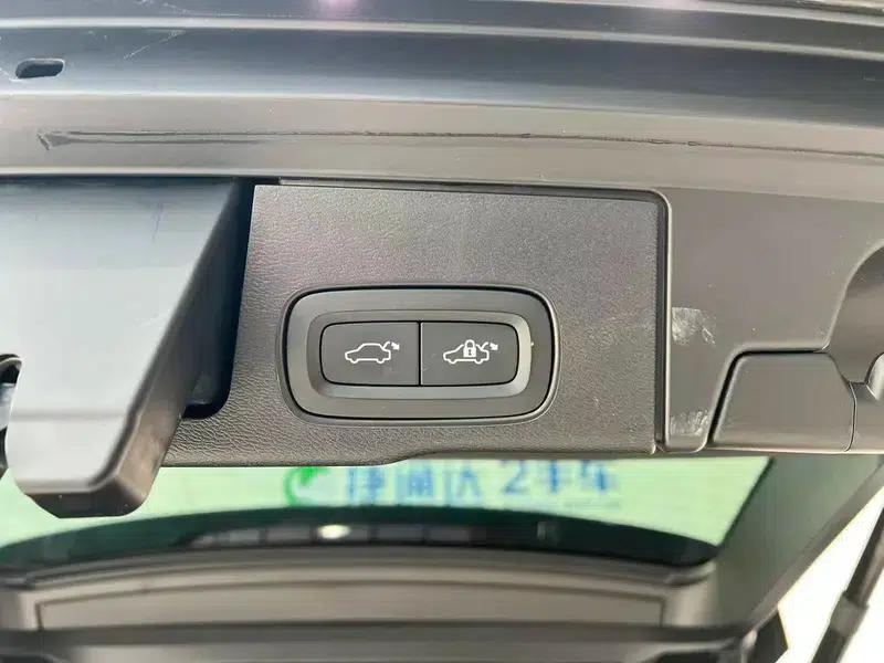 2022 Volvo XC60 PHEV T8 AWD Inscription Luxury Edition — миниатюра 13