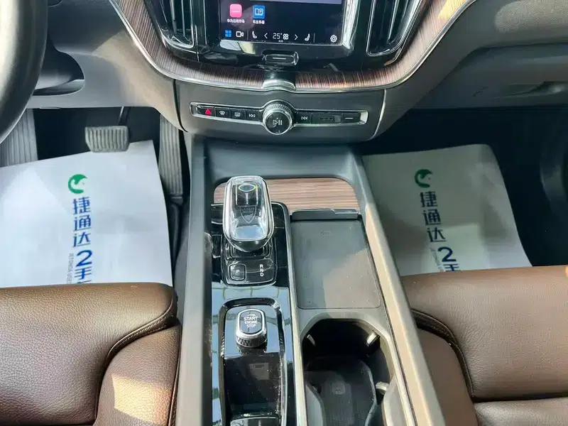 2022 Volvo XC60 PHEV T8 AWD Inscription Luxury Edition — миниатюра 22