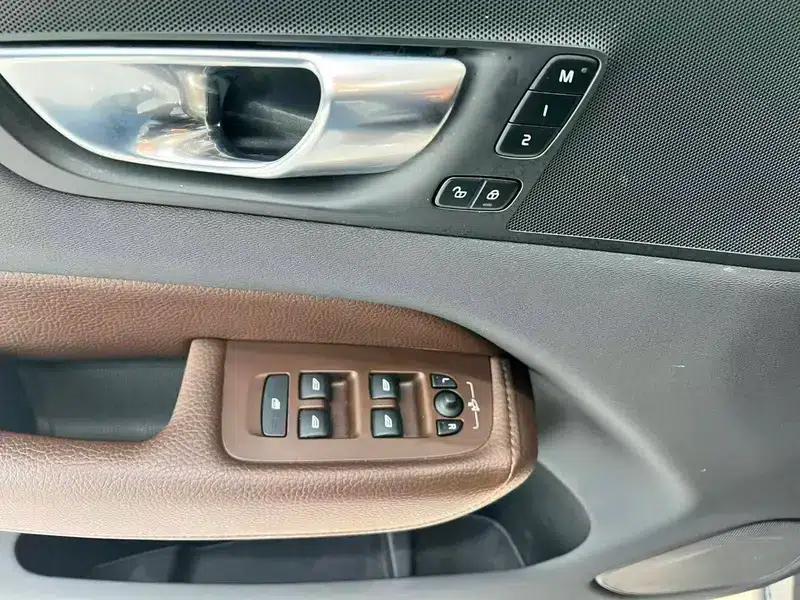 2022 Volvo XC60 PHEV T8 AWD Inscription Luxury Edition — миниатюра 28