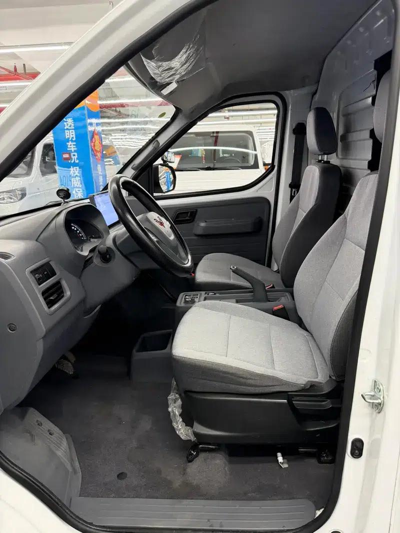 Wuling Yangguang 2024 Model 300km Comfort Edition with Closed Windows 60kW — миниатюра 14