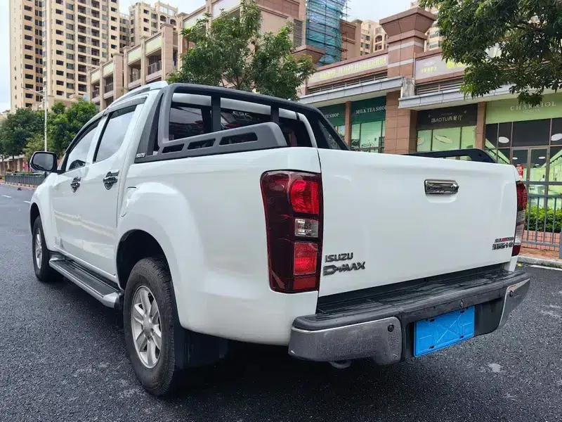 2017 D-MAX 3.0T Automatic 4WD 5-Seater — миниатюра 4