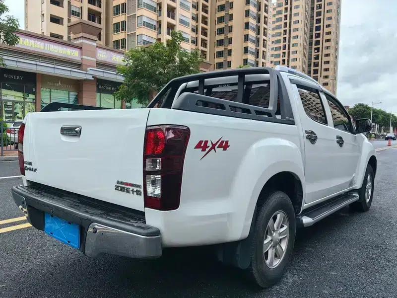 2017 D-MAX 3.0T Automatic 4WD 5-Seater — миниатюра 5