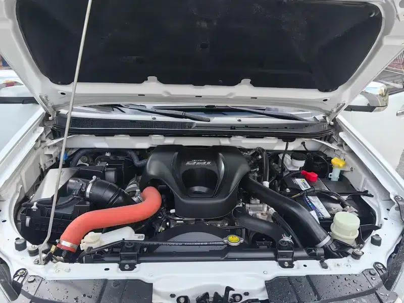 2017 D-MAX 3.0T Automatic 4WD 5-Seater — миниатюра 6