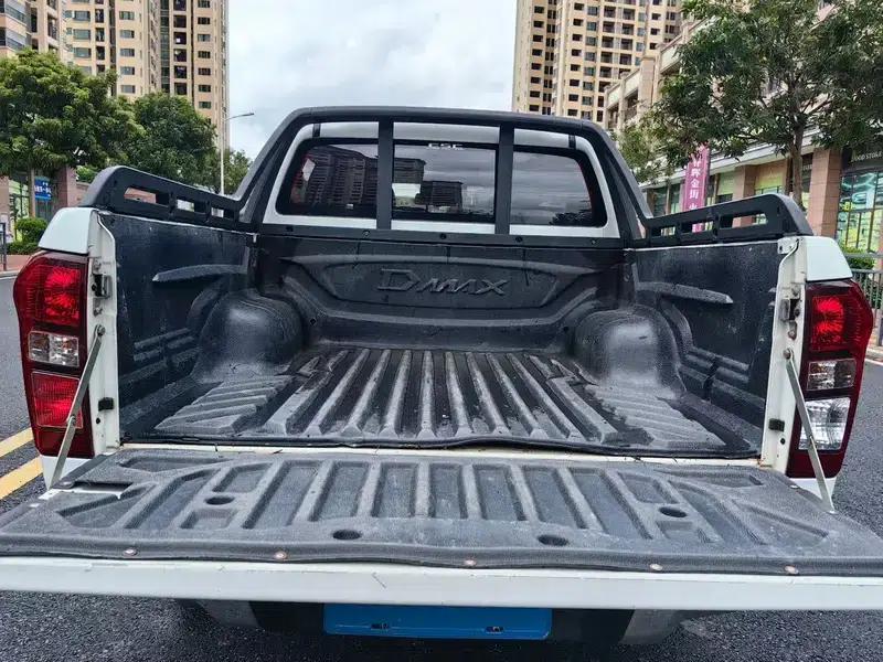 2017 D-MAX 3.0T Automatic 4WD 5-Seater — миниатюра 8