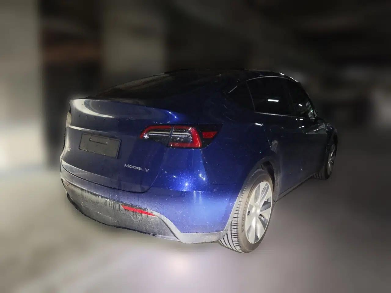 Tesla Model Y 2021 Long-Range All-Wheel-Drive Version 3D7 — миниатюра 6