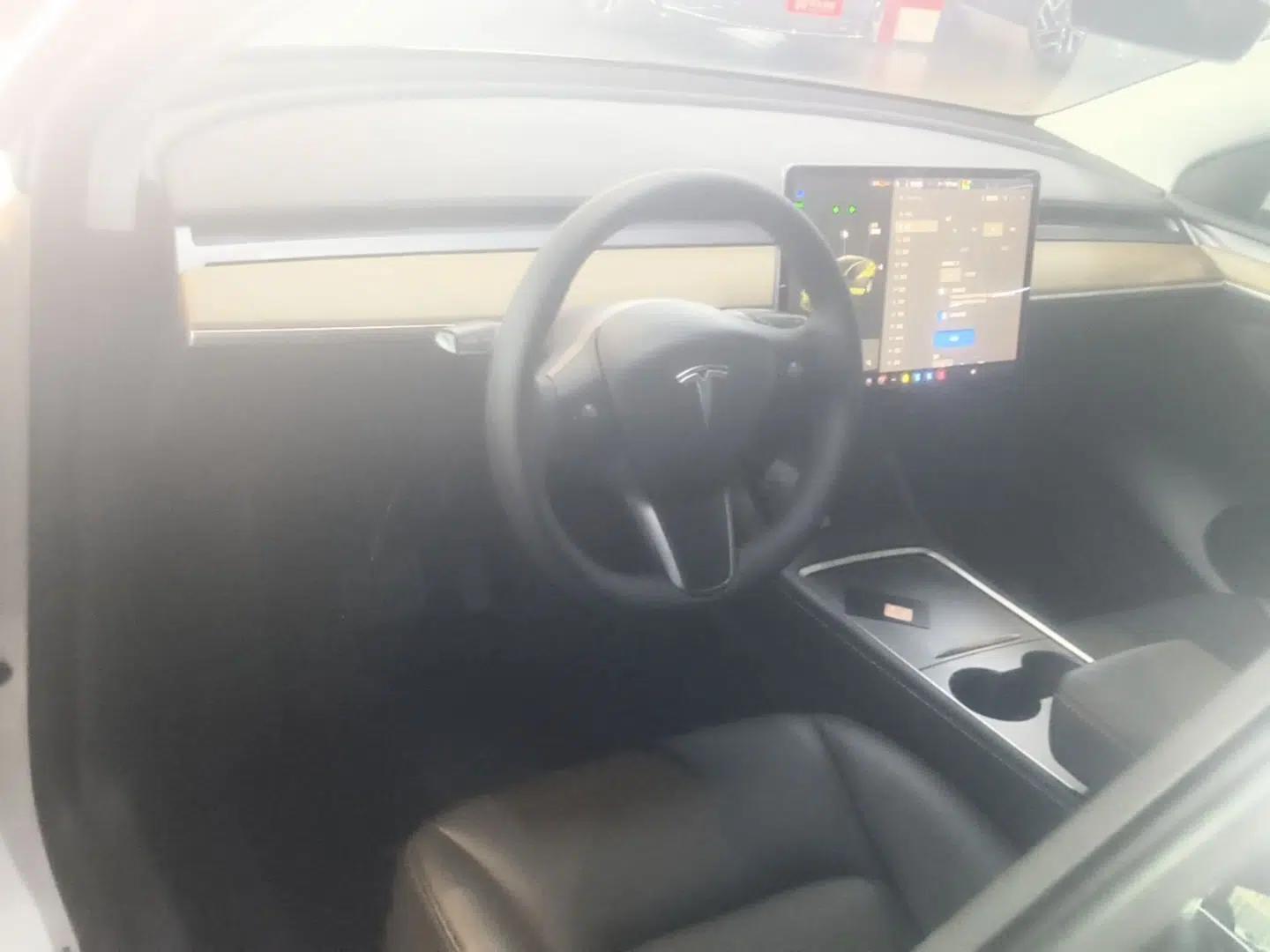 Tesla Model Y 2021 Long-Range All-Wheel-Drive Version — миниатюра 12