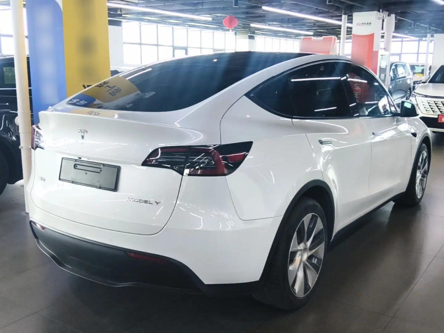 Tesla Model Y 2021 Long-Range All-Wheel-Drive Version — миниатюра 6