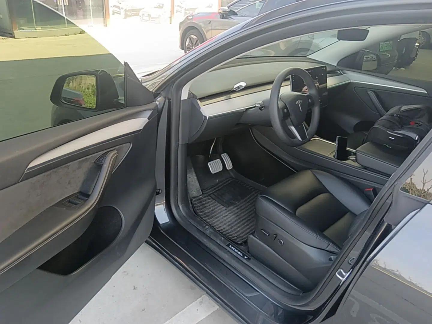 Tesla Model Y 2024 Rear-Wheel-Drive Version — миниатюра 18