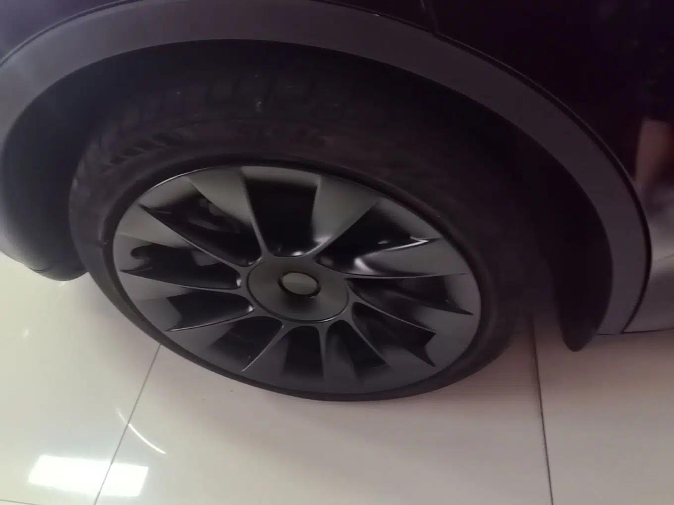 Tesla Model Y 2023 Long-Range All-Wheel-Drive Version — миниатюра 11
