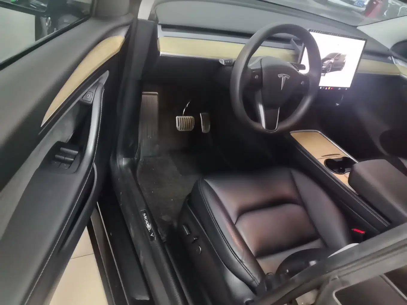 Tesla Model Y 2023 Long-Range All-Wheel-Drive Version — миниатюра 18